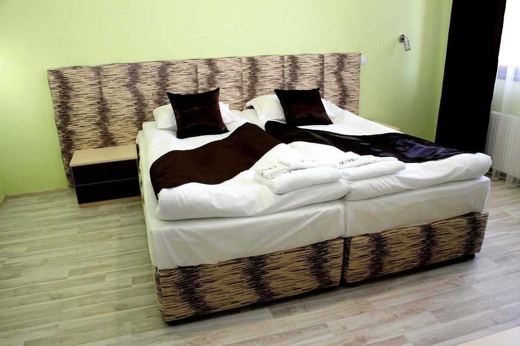Incanto Family Hotel Sevlievo Habitación foto